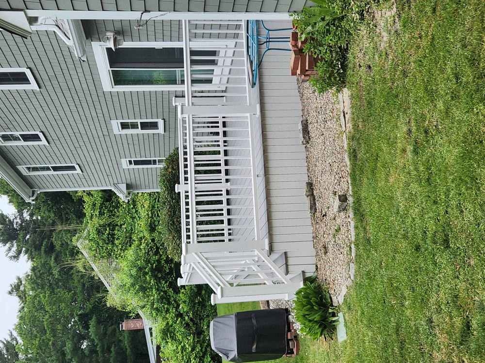 Deck with new Timbertech composite boards and railing