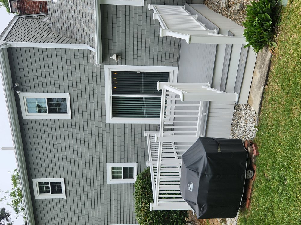 Finished deck with Maritime Grey composite decking